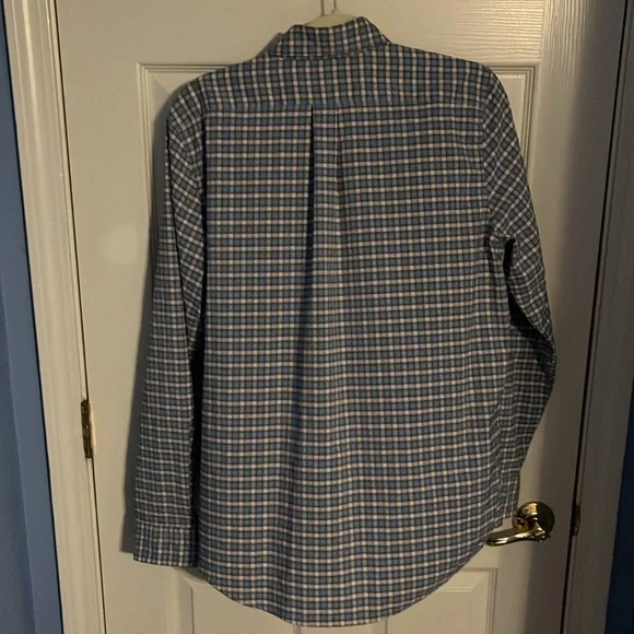 Vineyard Vines Performance medium button down shirt. - Picture 5 of 8